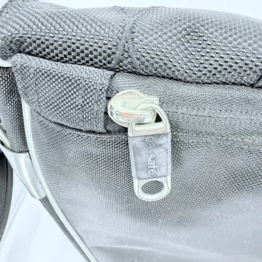 Pacsafe Meshsafe M200 Anti-Theft‎ Messenger Bag Gray Laptop Briefcase eXomesh